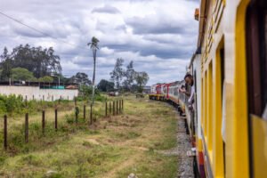 Ruto launches cummuter train in Mombasa