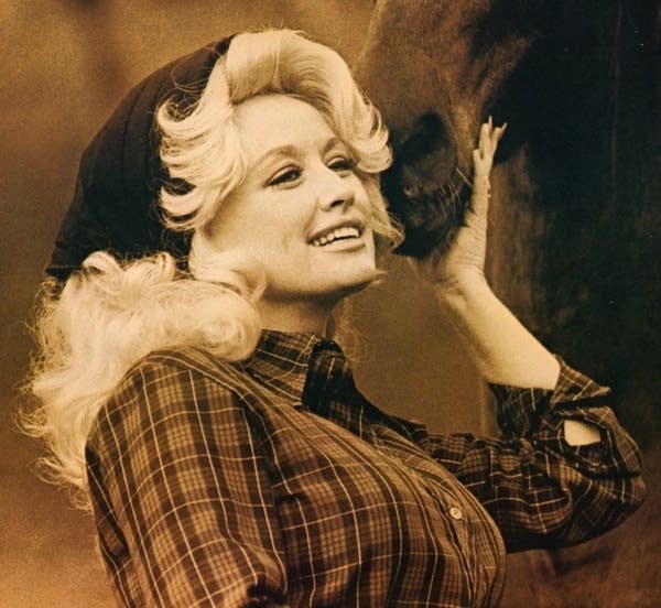 8dc3a1-20130613-dolly-parton